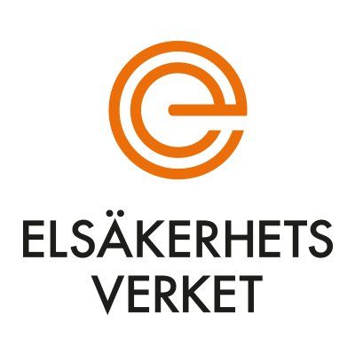 Elsäkerhetsverkets logotyp har en orange stiliserad bokstav "E" inom tre koncentriska cirklar, vilket skapar ett cirkulärt emblem ovanför texten "ELSÄKERHETS VERKET" med feta, svarta versaler. Designen är enkel, modern och professionell.